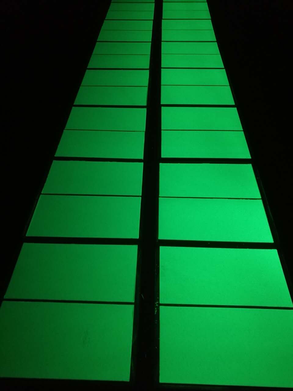 黄绿自发光板材夜间效果